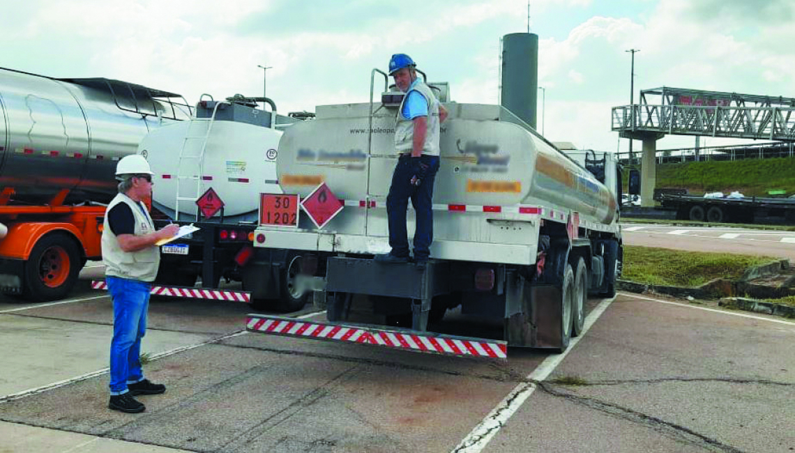 Ipem-SP verifica veículos que transportam produtos perigosos e cronotacógrafos na rodovia SP 75, em Campinas  